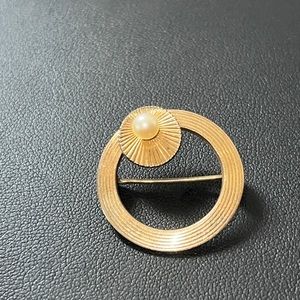 Beautiful Classic Brooch -Circle Pin with Genuine Pearl  1/20th 12KT GF signed